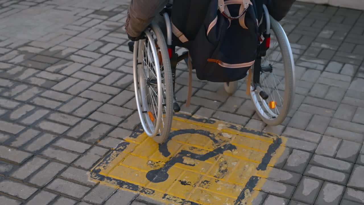 persona en silla de ruedas en un lugar de estacionamiento accesible