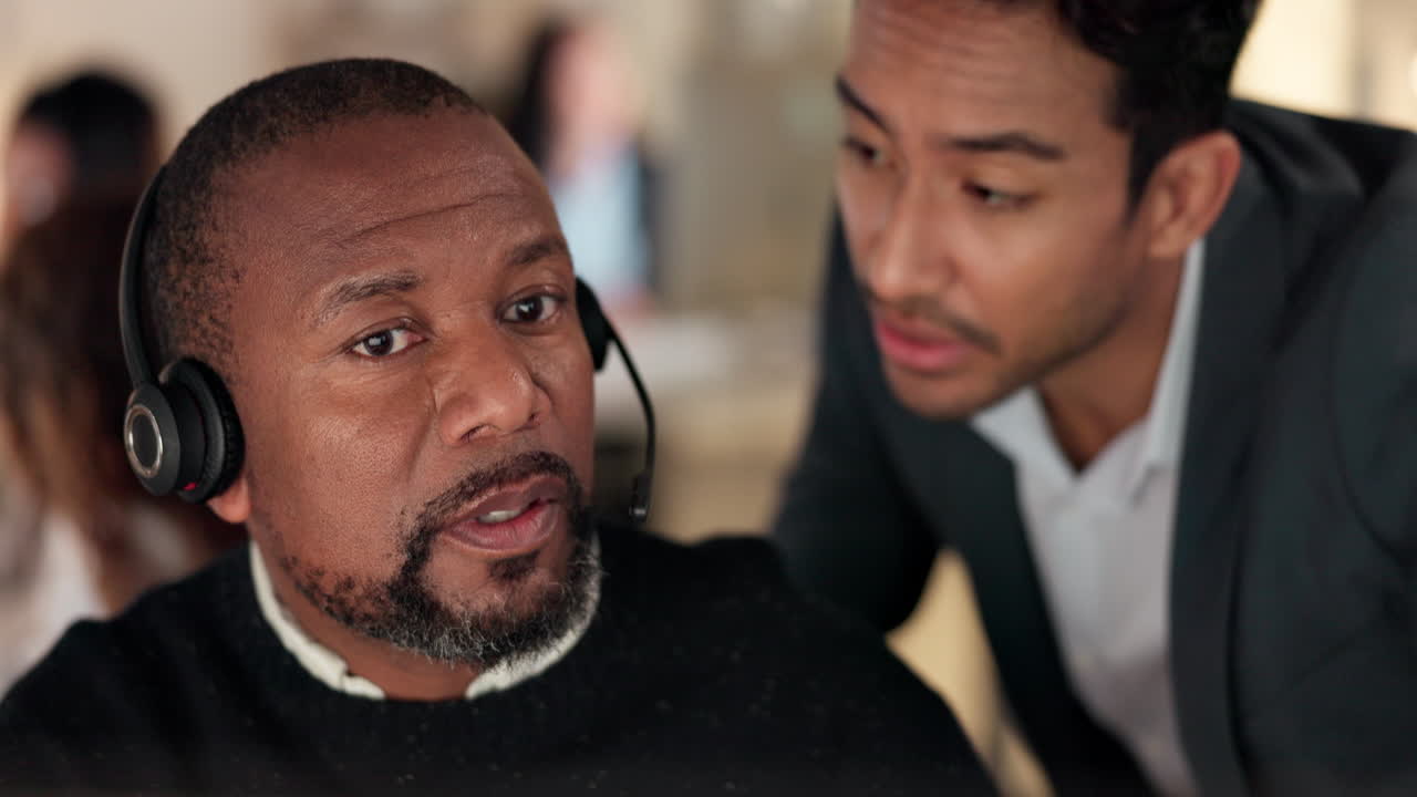 콜 센터, 남자와 팀 매니저가 이야기하고 있습니다.