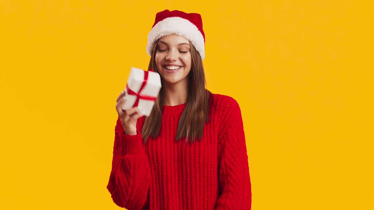 mujer abriendo un regalo de navidad