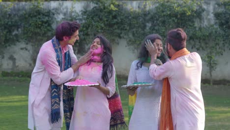 los hombres indios sorprenden a sus parejas en holi.