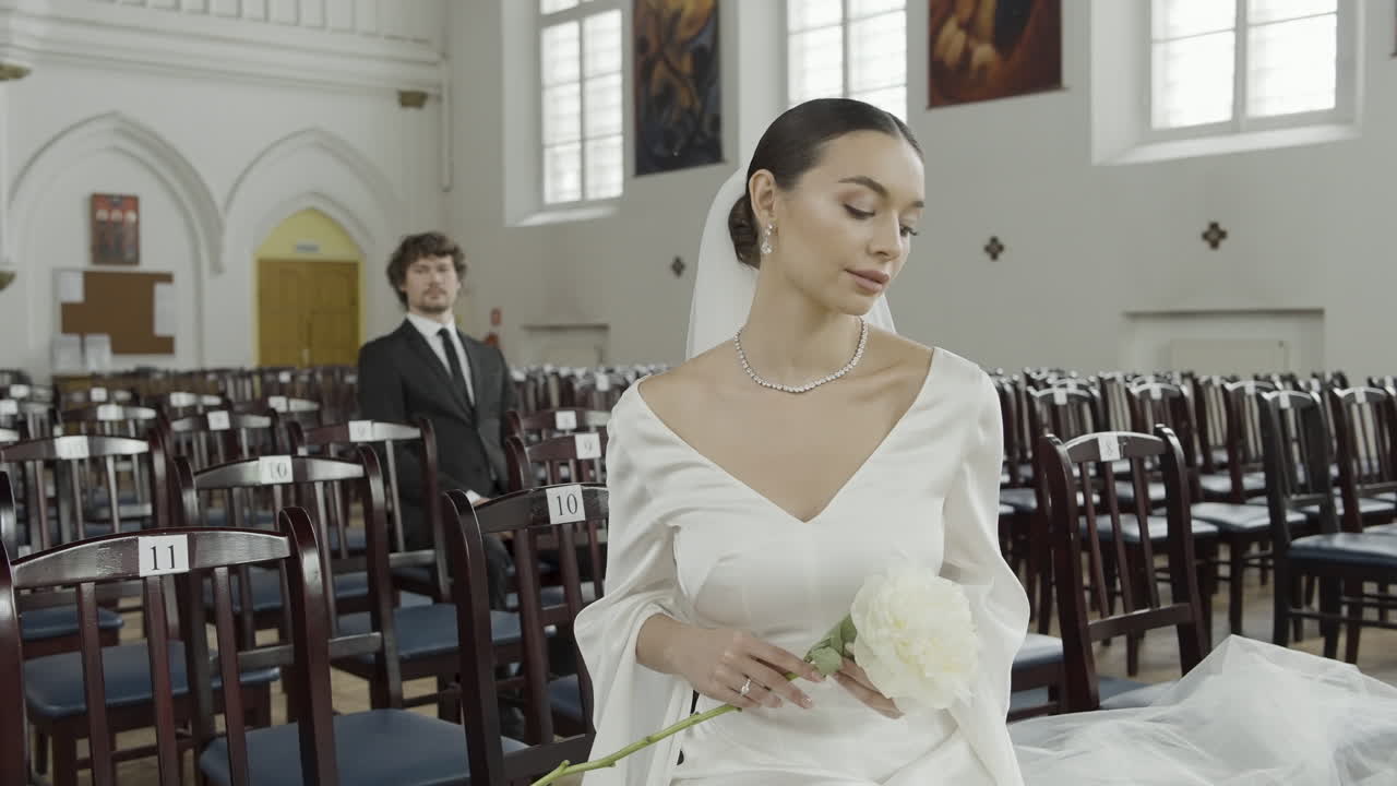 novia y novio esperando en la iglesia