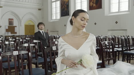 novia y novio esperando en la iglesia