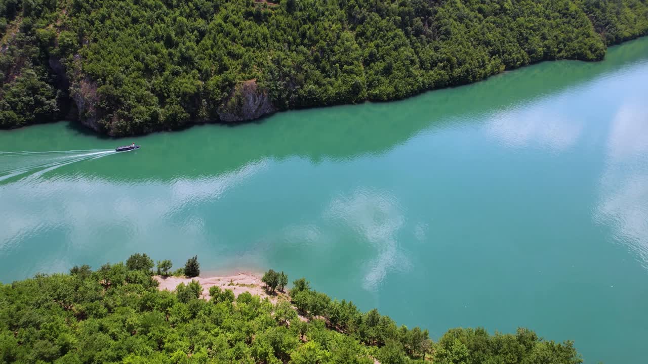 vuelo de avión no tripulado sobre un barco en el lago koman, que es un embalse en el río drin en el norte de albania