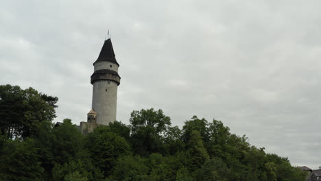 Toma-Aérea-Del-Castillo-Medieval-Europeo,-Destino-Turístico-Histórico