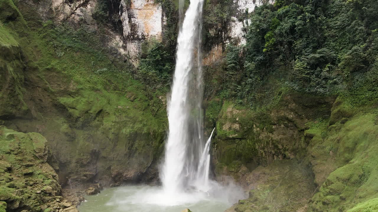cascada matayangu que fluye a través de un acantilado rocoso cubierto de musgo durante el día en el este de nusa tenggara, indonesia