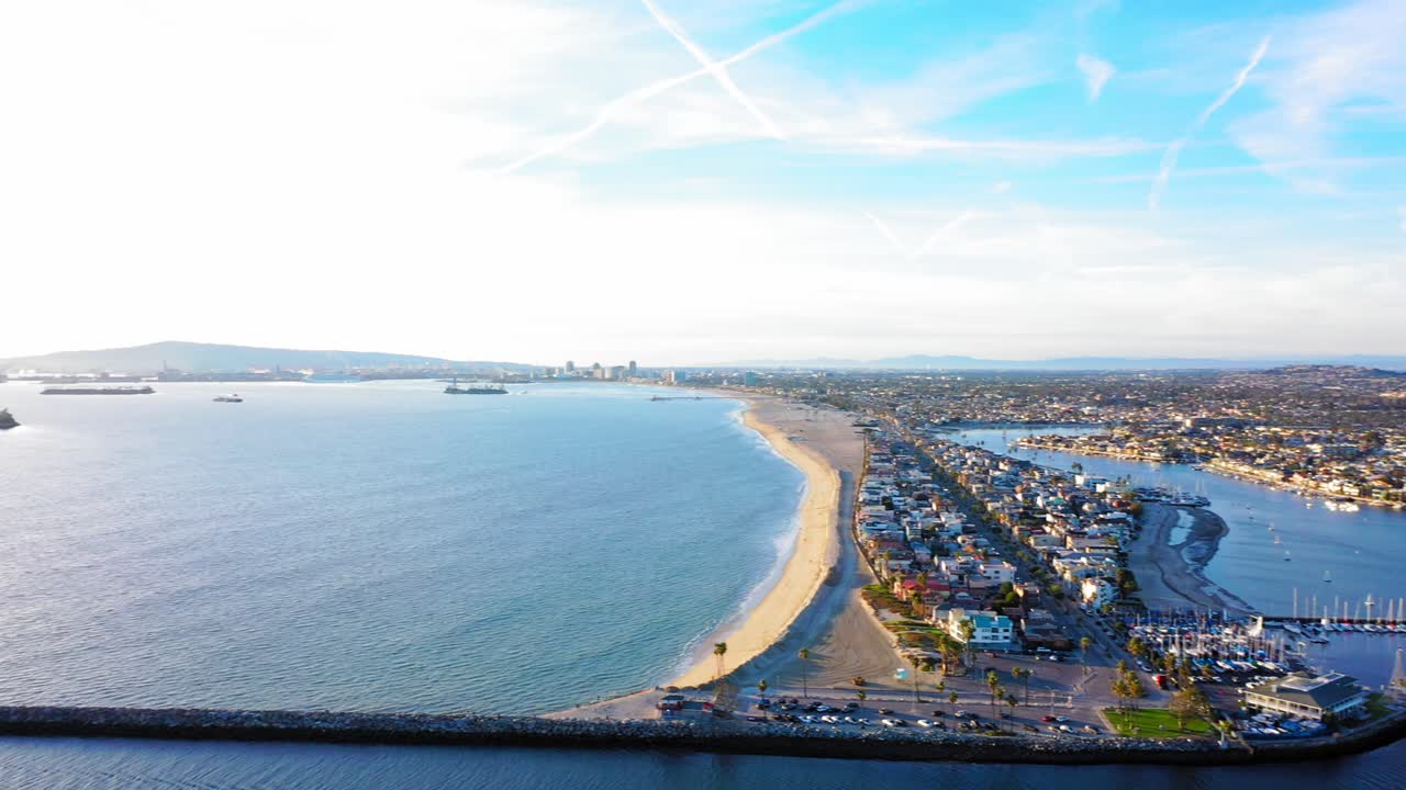 물개 해변 제티가 우회전하여 알라미토스 공원과 나폴리 섬을 볼 수 있습니다.