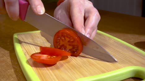 Messer-Schneidet-Tomaten-Auf-Holzbrett-In-Zeitlupe-Mit-Rotationskamera.