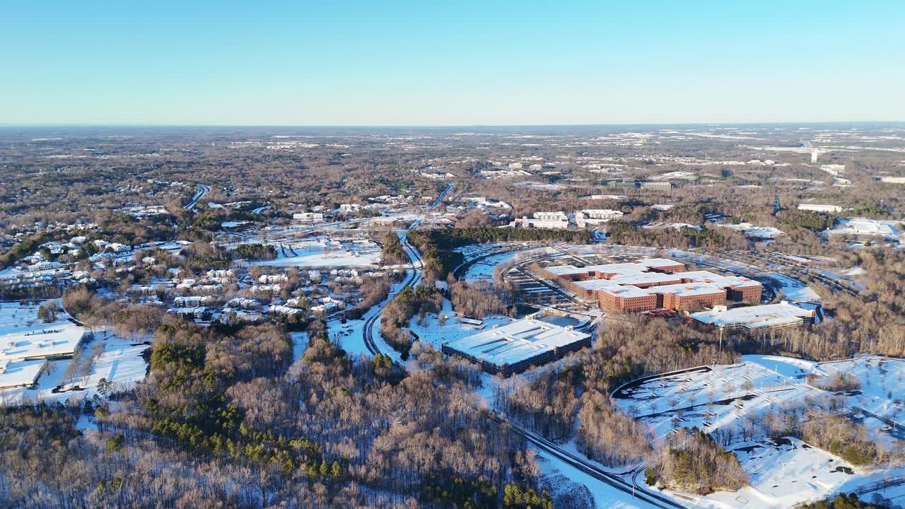 Sneklædt forstadslandskab med bygninger og træer, Davis Forest Ln, Charlotte, North Carolina, USA