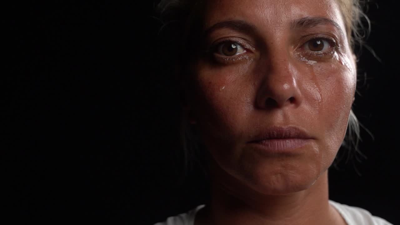 retrato en primer plano de una hermosa mujer mirando fijamente a la cámara mientras llora