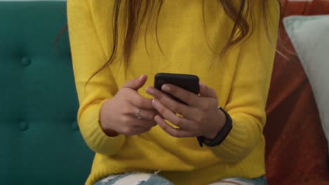 Mujer-Caucásica-Usando-Su-Teléfono