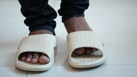 hombre con sandalias beige