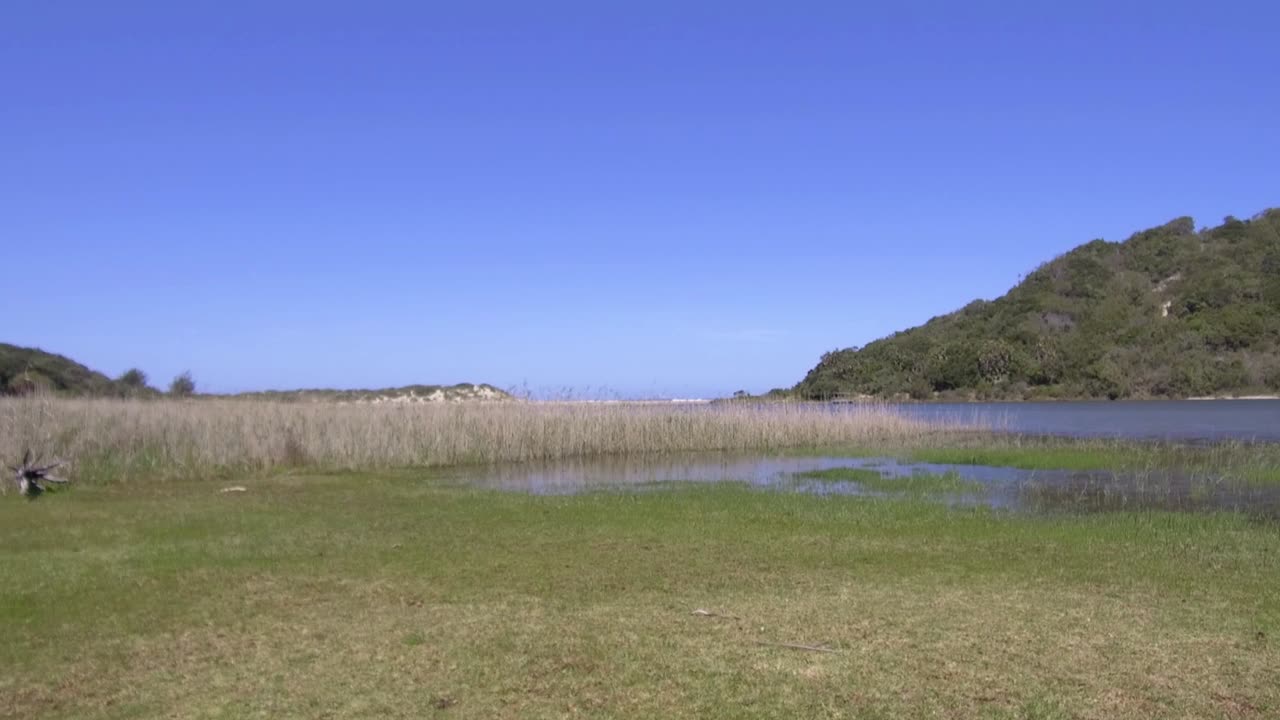 해변을 배경으로 글렌 개리프 강을 따라 이동한 다음 집으로 이동합니다.
