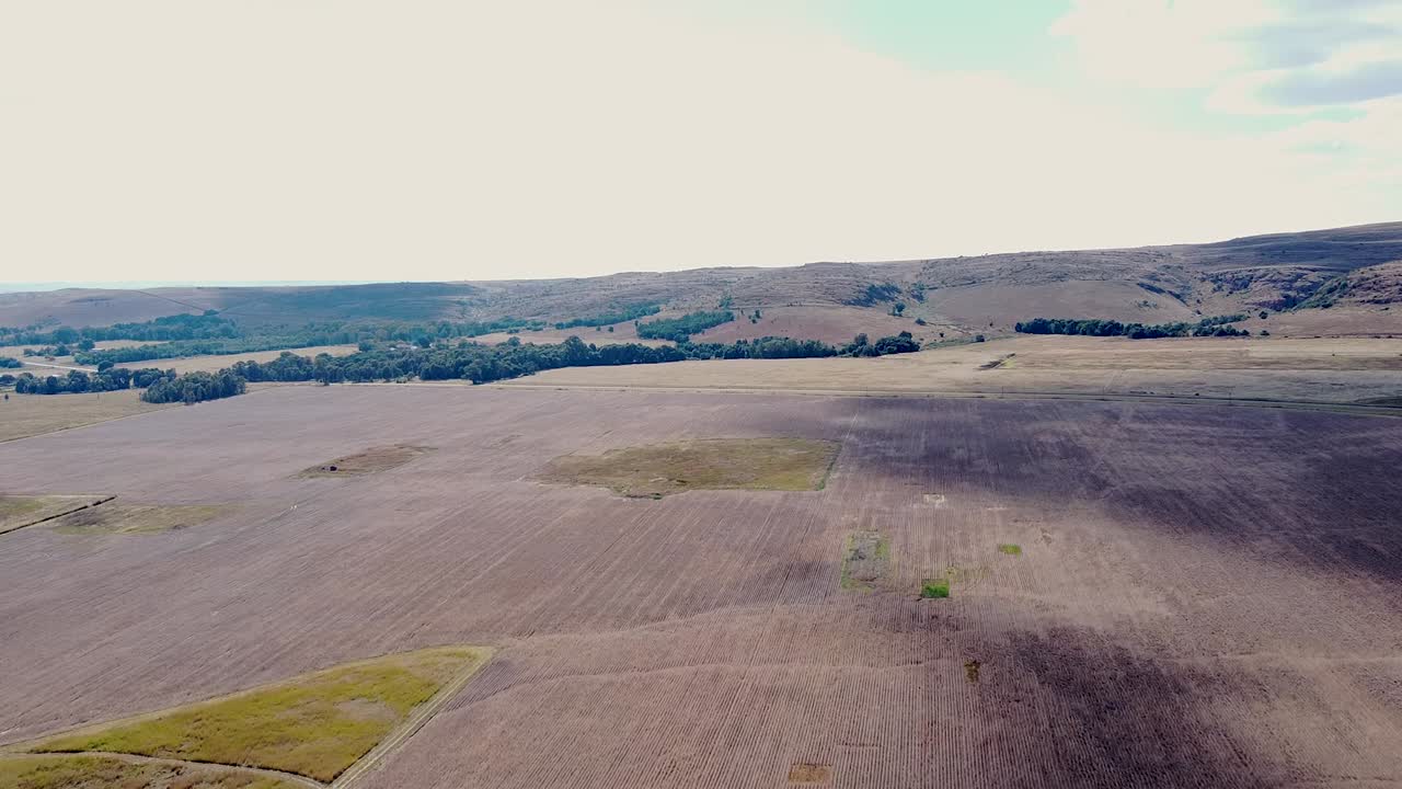Güney Afrika Highveld’in geniş açık ekili tarım arazisi üzerinde geçen bir drone çekimi