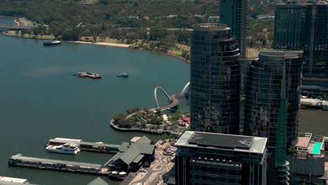 Antena-Que-Revela-El-Puente-Elizabeth-Quay-Detrás-De-Los-Edificios-Del-Centro-De-Perth,-Australia