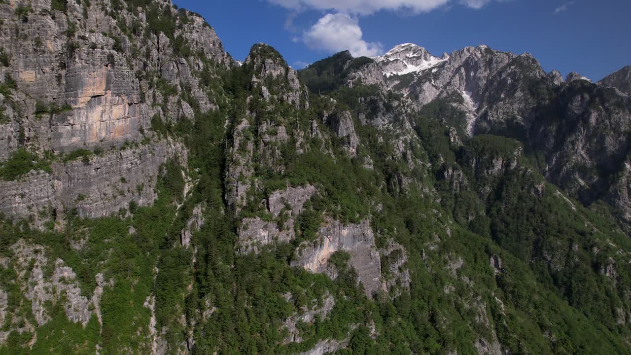 ladera rocosa de alta montaña en los alpes albaneses, entorno natural para que vivan las cabras salvajes