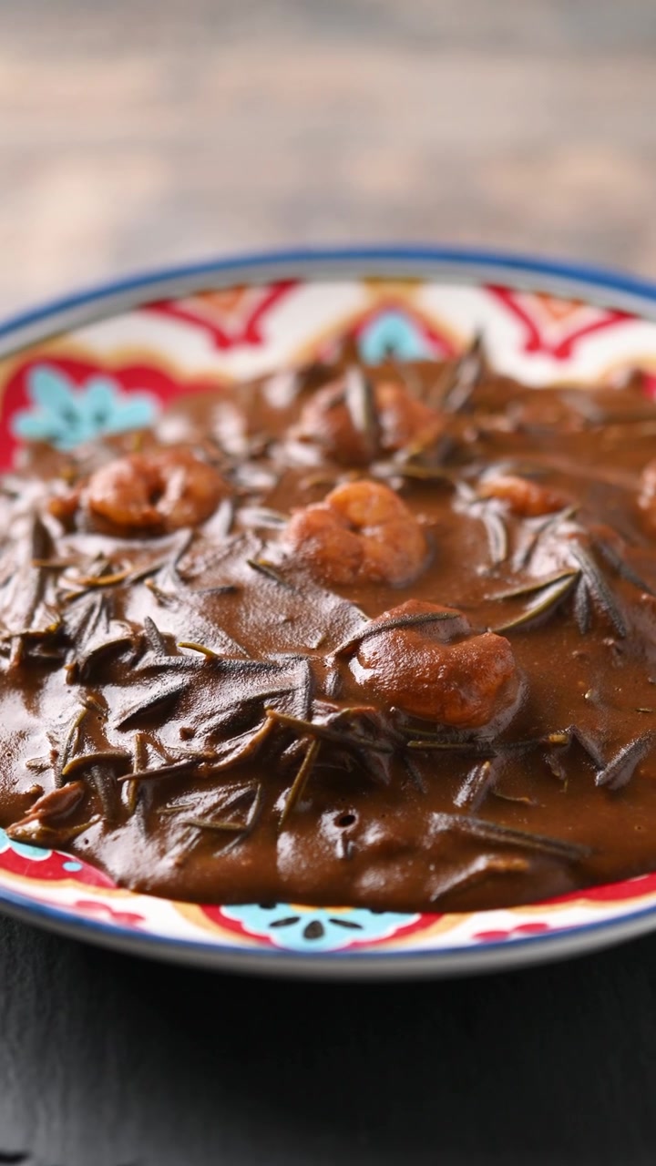 Mole soslu ve karidesli Meksika romeritosu