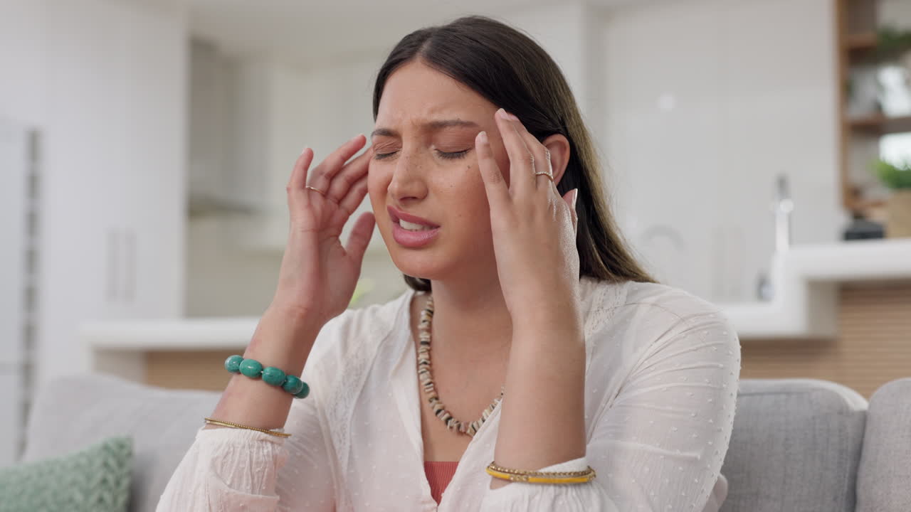 dolor de cabeza, dolor y triste mujer es sentir enfermo