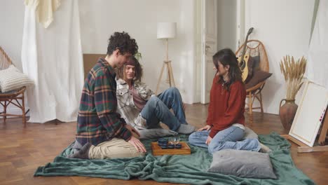 amigos disfrutando del té juntos en casa