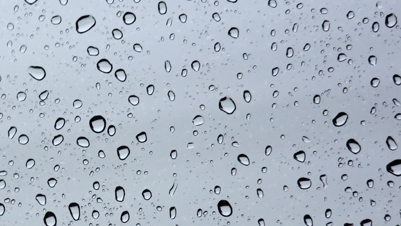 gotas de lluvia en el fondo de la ventana.
