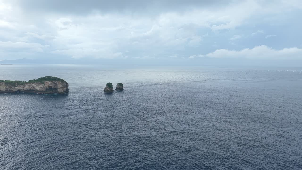 Vista panoramica di Diamond Beach con formazioni rocciose a Nusa Penida