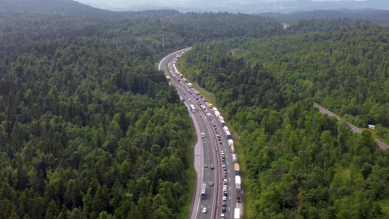 tráfico pesado en la autopista europea debido al tráfico pesado de verano hacia la costa formado por coches, camiones y autocaravanas