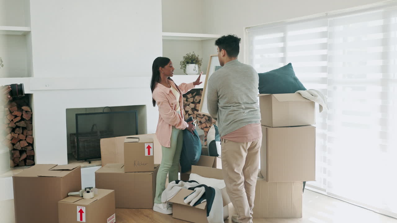 pareja, casa nueva y cajas para mudarse