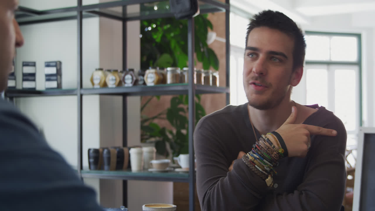 hombres caucásicos pasando tiempo juntos en un café