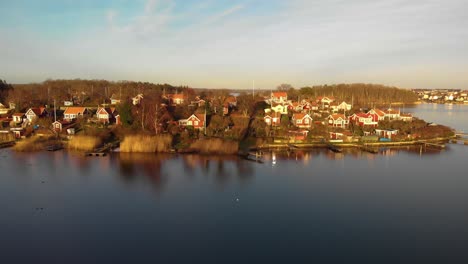 Vista-Aérea-De-Pintorescas-Cabañas-En-El-Paraíso-De-Verano-Brandaholm-En-Karlskrona,-Suecia-5