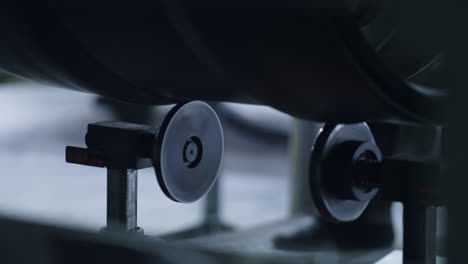 Detailliertes-Reifenband,-Das-Sich-Auf-Einer-Automatisierten-Robotermaschine-In-Fabriknahaufnahme-Dreht