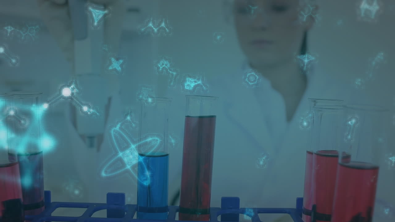 animación de una estructura molecular brillante flotando sobre un científico caucásico que trabaja en el laboratorio