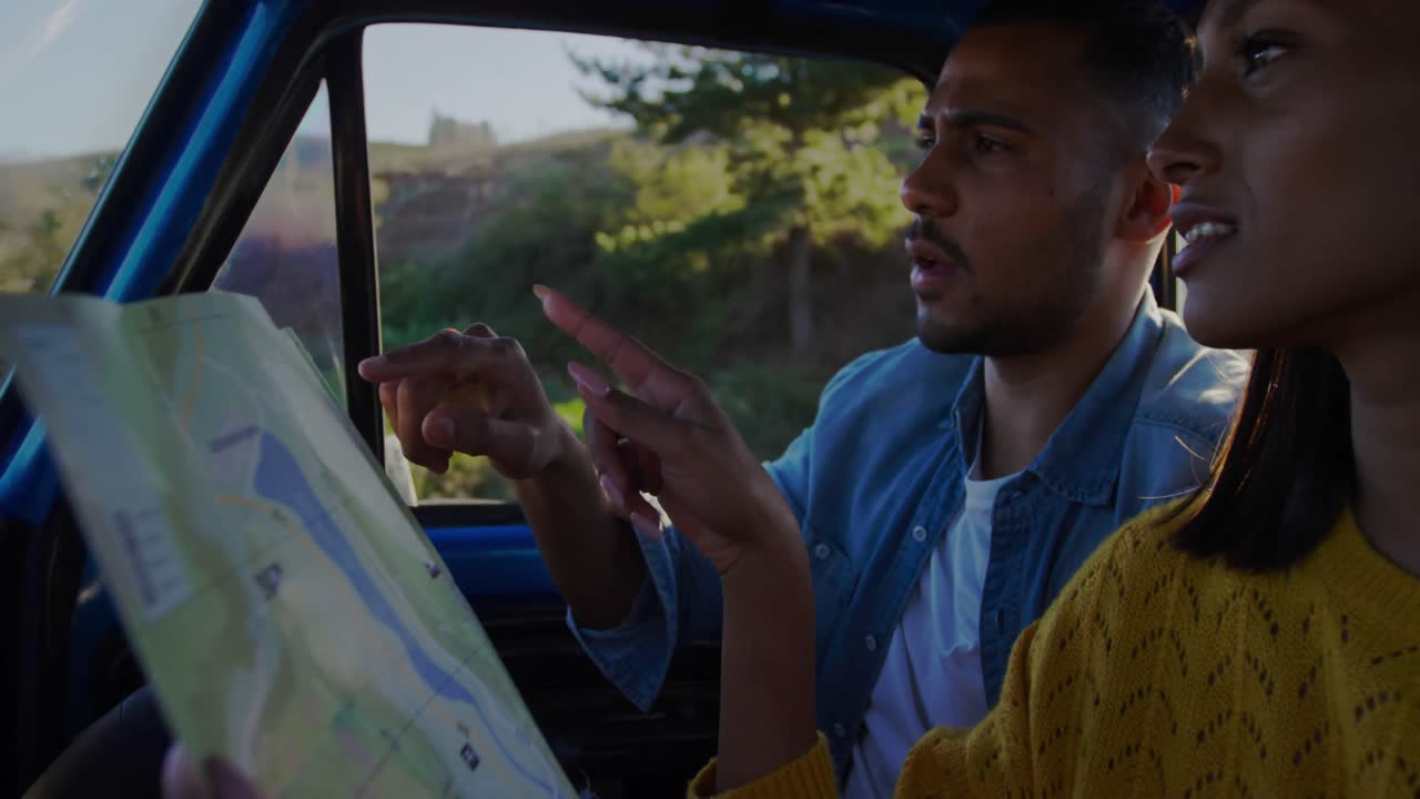 Giovane coppia in viaggio on the road sul loro pick-up