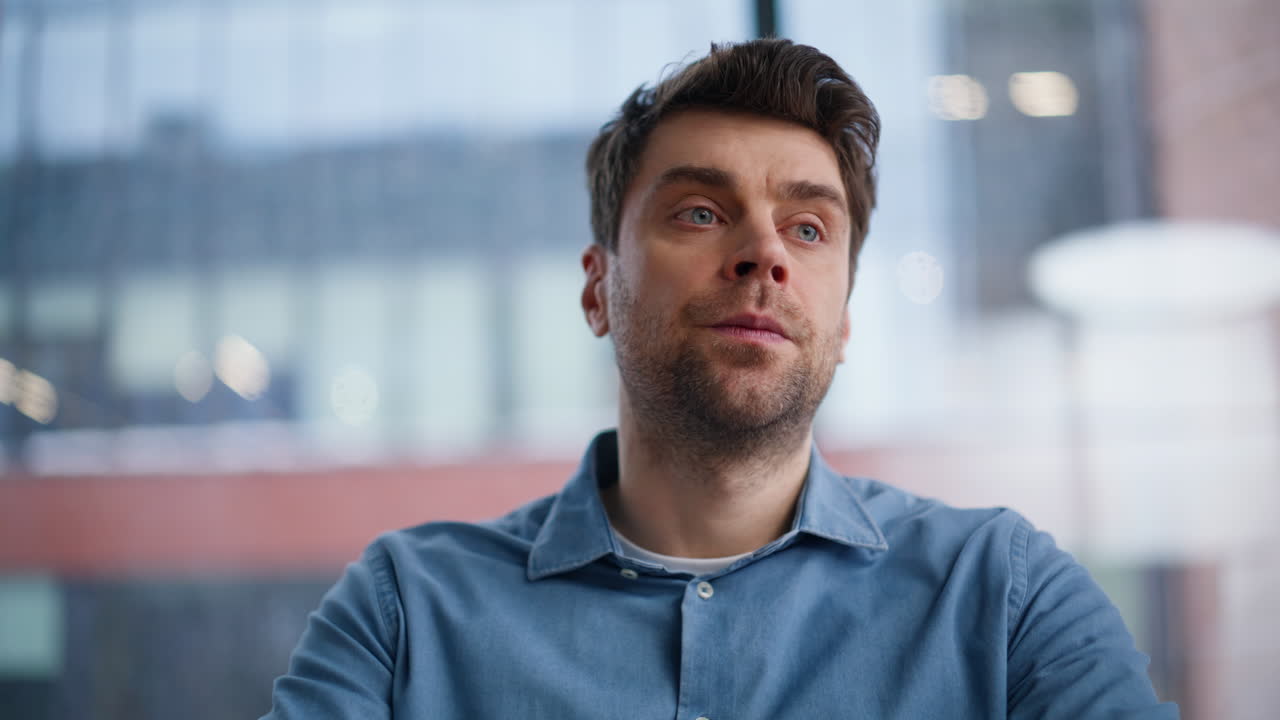 Primo piano di un imprenditore serio che chiude il portatile dopo aver lavorato online. Uomo d'affari stanco