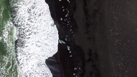 Toma-De-Drones-Del-Espectacular-Paisaje-De-La-Playa-Islandesa-De-Arena-Negra-Reynisfjara-Cerca-De-La-Ciudad-De-Vik.