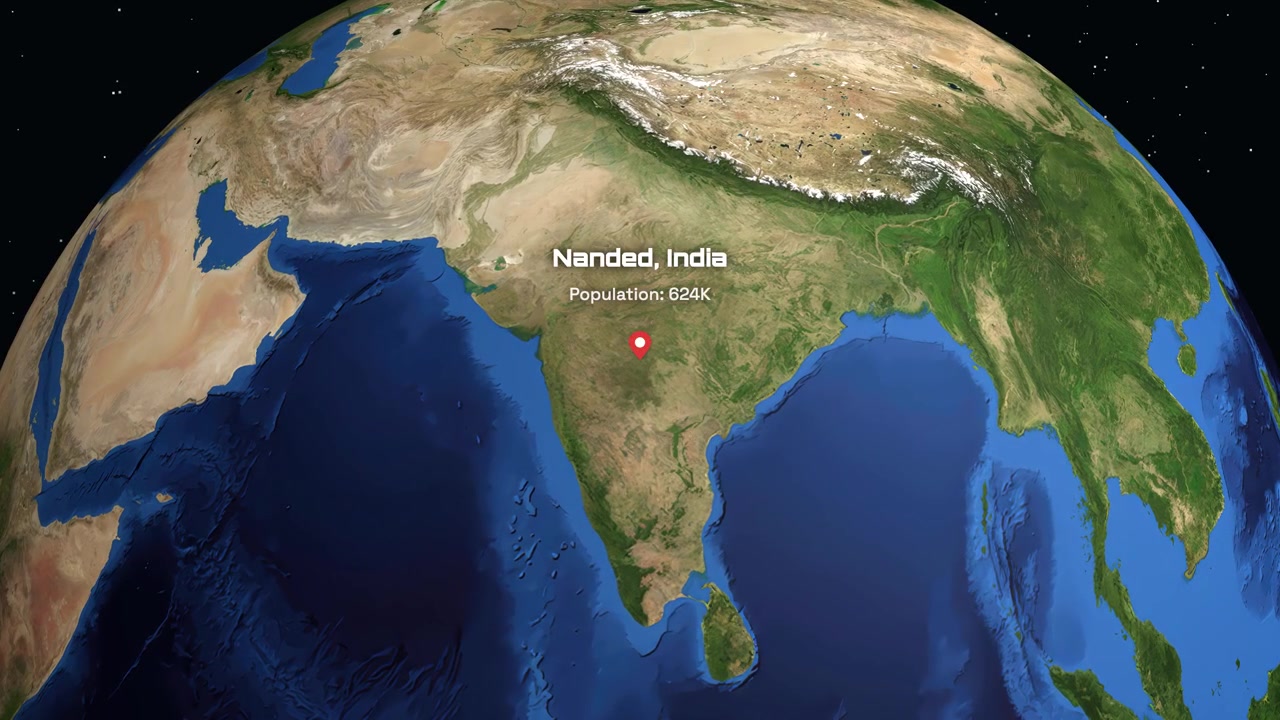 宇宙からデジタル地球儀が回転し、インドのナンデッドにズームイン。地域の人口統計が表示される。