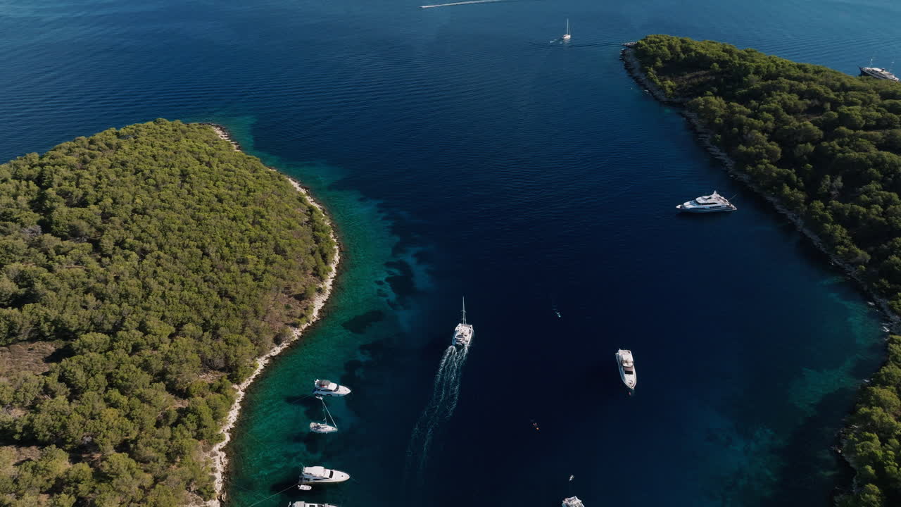 Luftfoto av en vakker kroatisk bukt med båter