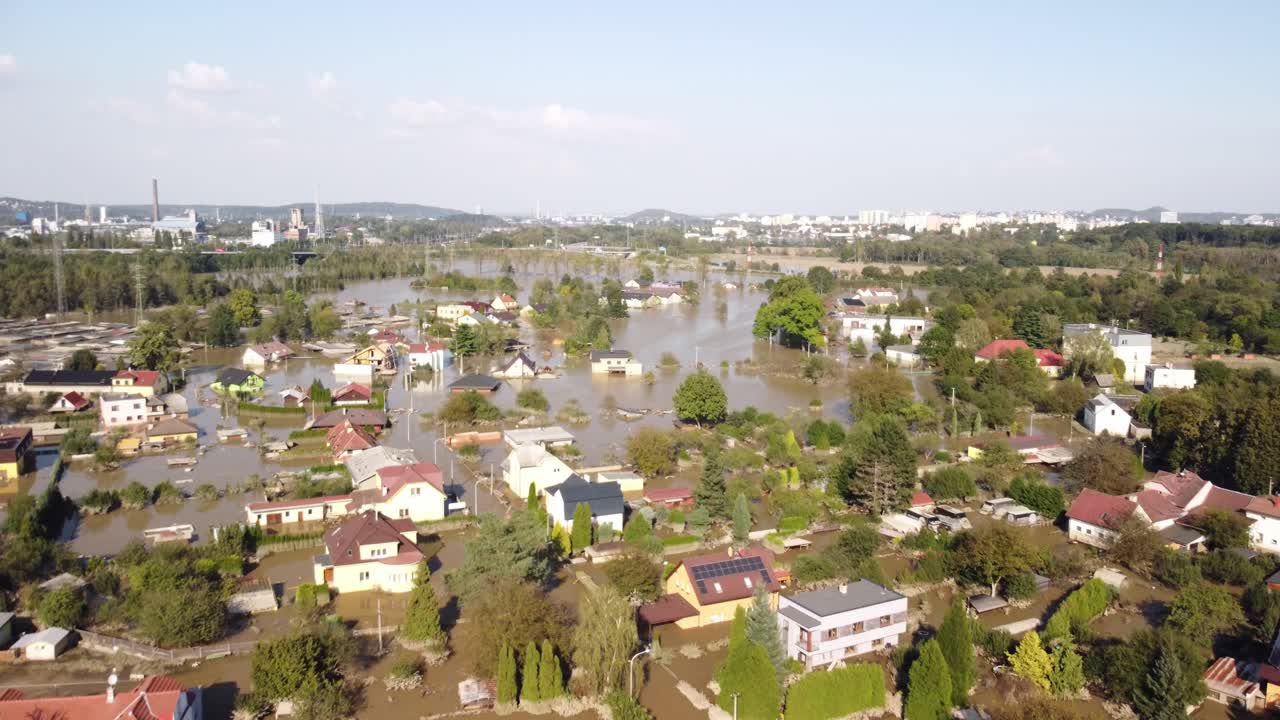 Omfattende flom i Ostrava, Tsjekkia, med oversvømte hus og trær etter en alvorlig flomhendelse.