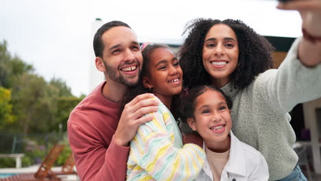 Selfie,-Familie-Und-Kinder-Im-Freien-Mit-Einem-Lächeln