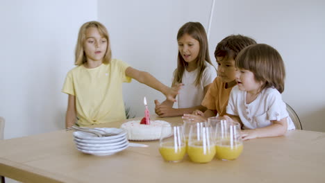 una chica emocionada y sus amigas celebrando su cumpleaños en casa