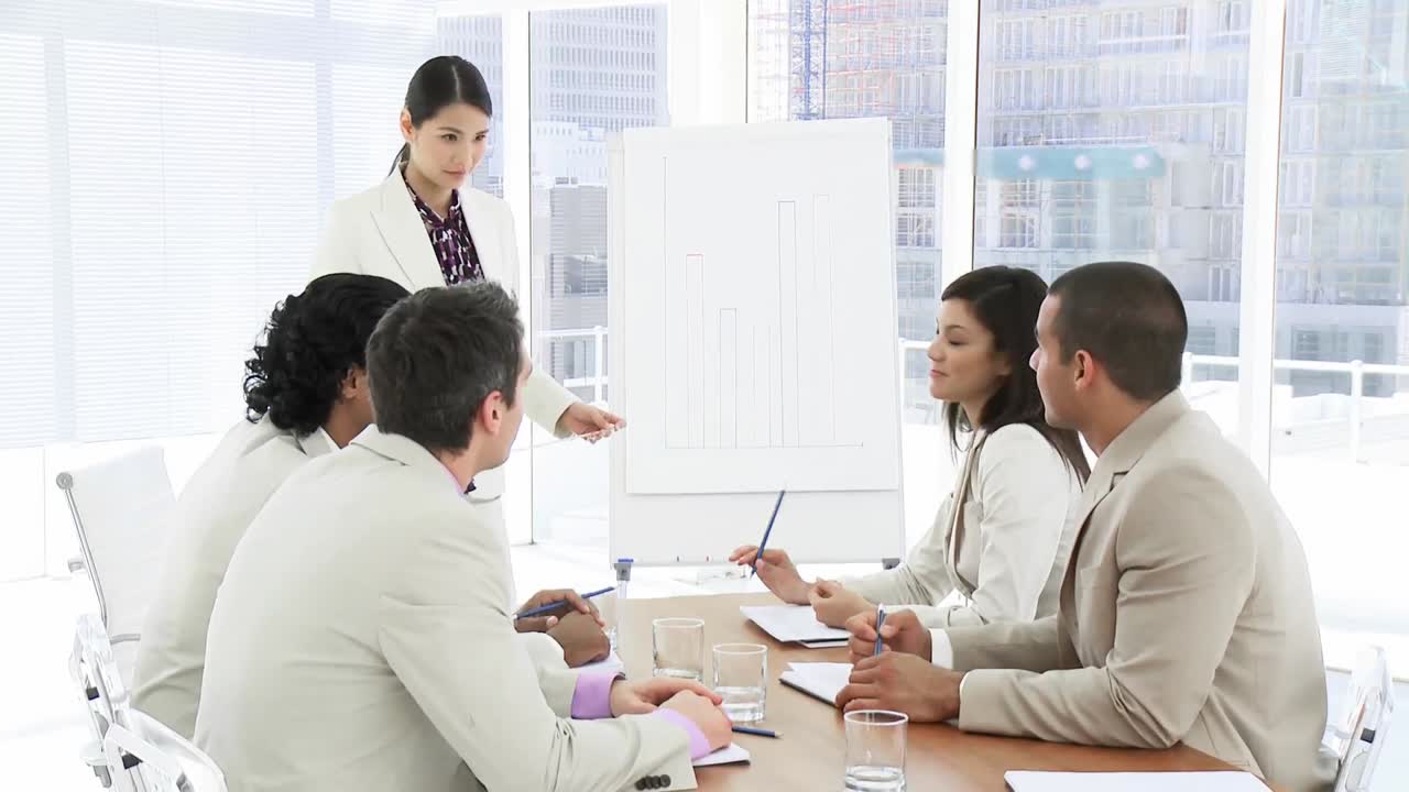 고객 에게 프레젠테이션 을 하는 사업가