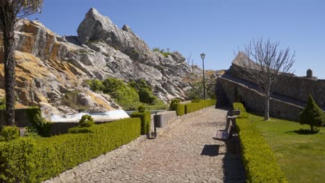 iglesia de espirito santo en marvao en medio de un hermoso paisaje y murallas de la ciudad