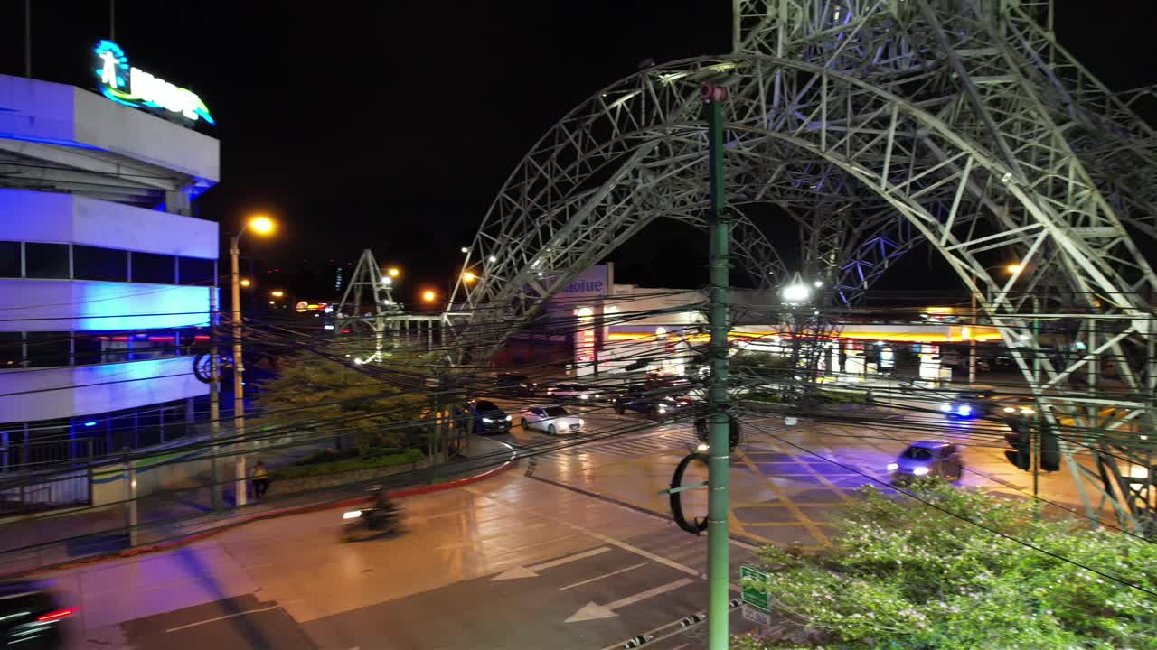 과테말라에 있는 개혁가의 인상적인 탑을 전방으로 비행하면서 촬영한 매혹적인 드론 영상으로 건축물의 걸작을 역동적으로 감상할 수 있습니다.