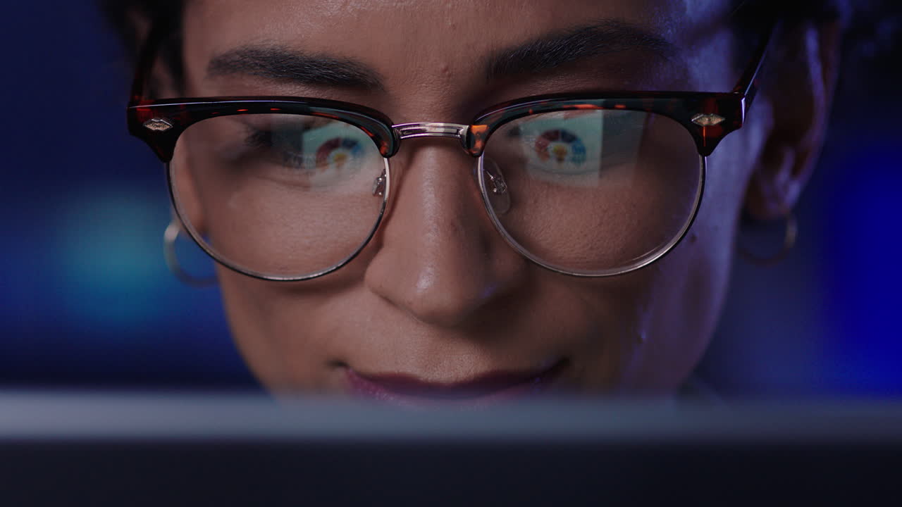 retrato en primer plano mujer de negocios atractiva usando una tableta trabajando hasta tarde en la oficina navegando por internet haciendo lluvia de ideas mirando la información en la pantalla