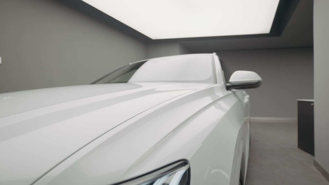 현대적 인 차고 에 있는 색 suv