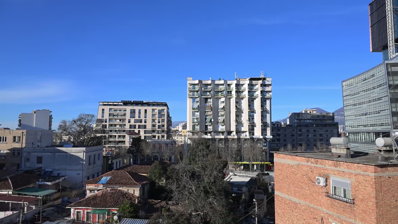 Eleganti Complessi Residenziali Contemporanei e Torri Abitative si Innalzano nell'Evolvente Skyline Metropolitano del Quartiere Centrale