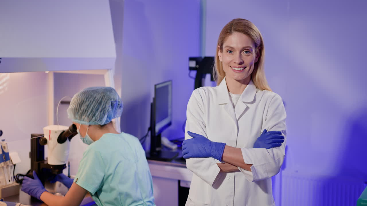 científicos que trabajan en un laboratorio