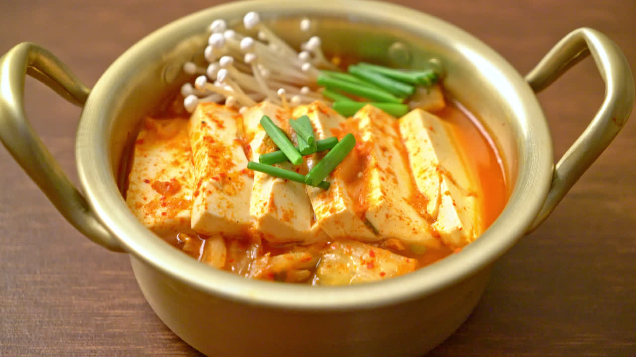 '김치찌개' 또는 부드러운 두부를 곁들인 김치국 또는 한국 김치 스튜 - 한국 전통 음식