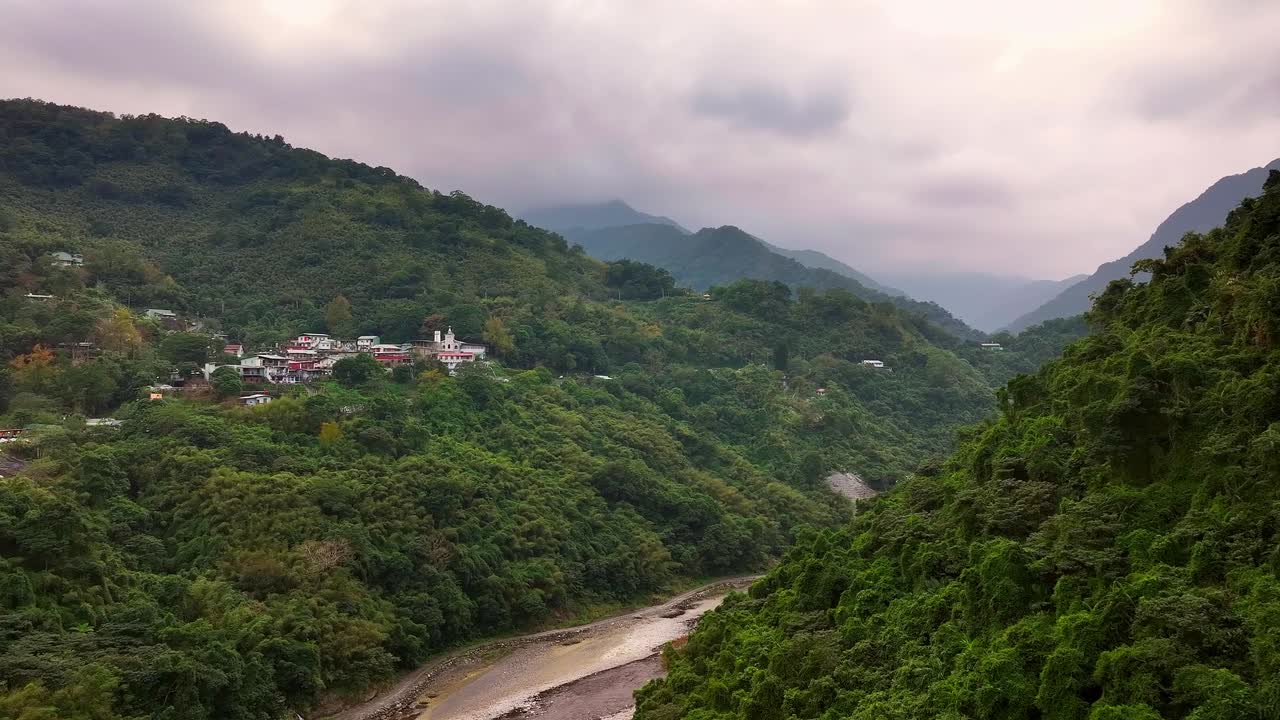 fotografía aérea de las montañas verdes en wulai 烏來 tráfico en la carretera durante un día nublado