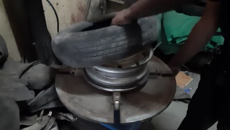 ingeniero equilibrando la rueda del coche en el equilibrador en el taller