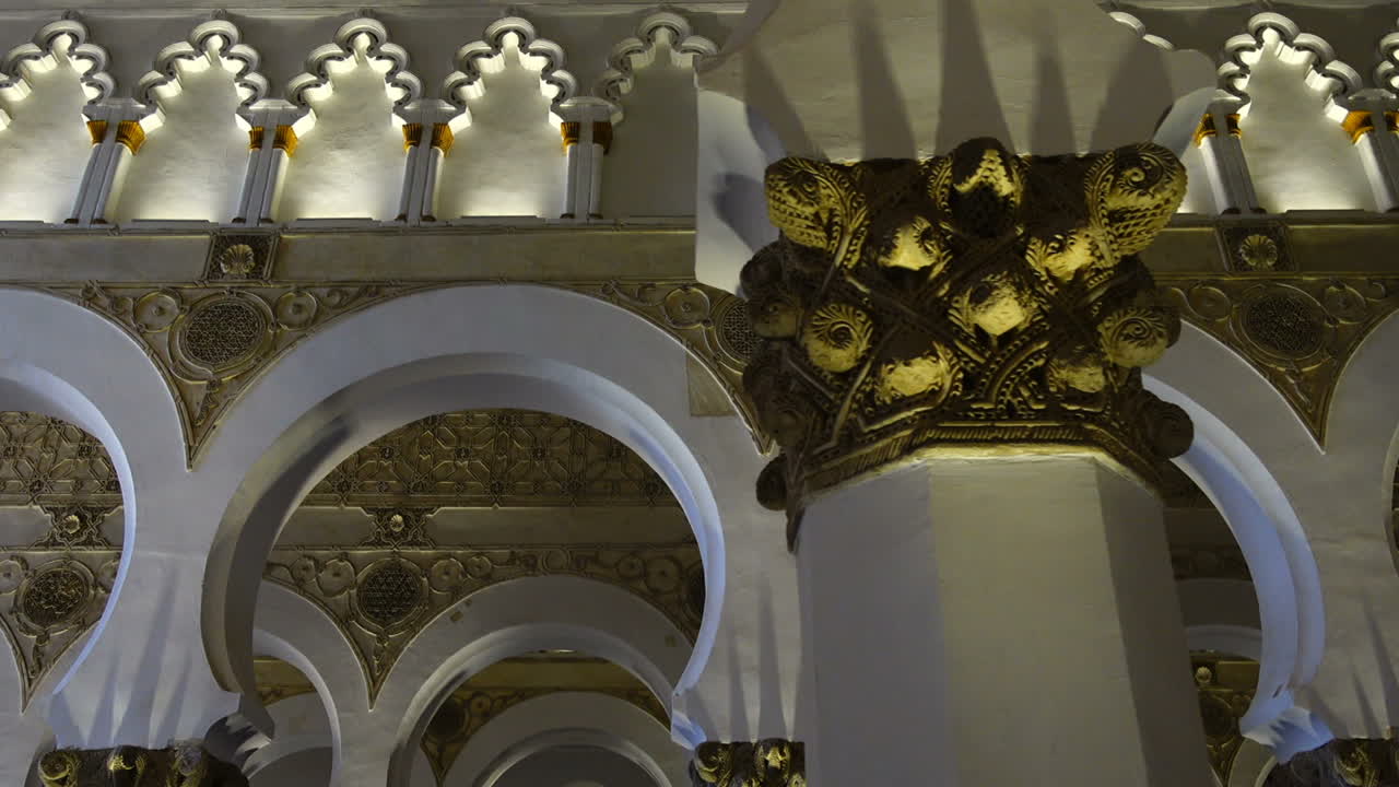 TOLEDO, SPAGNA - 30 MARZO 2018: Interno della sinagoga di Santa Maria la Blanca. Ripresa in movimento