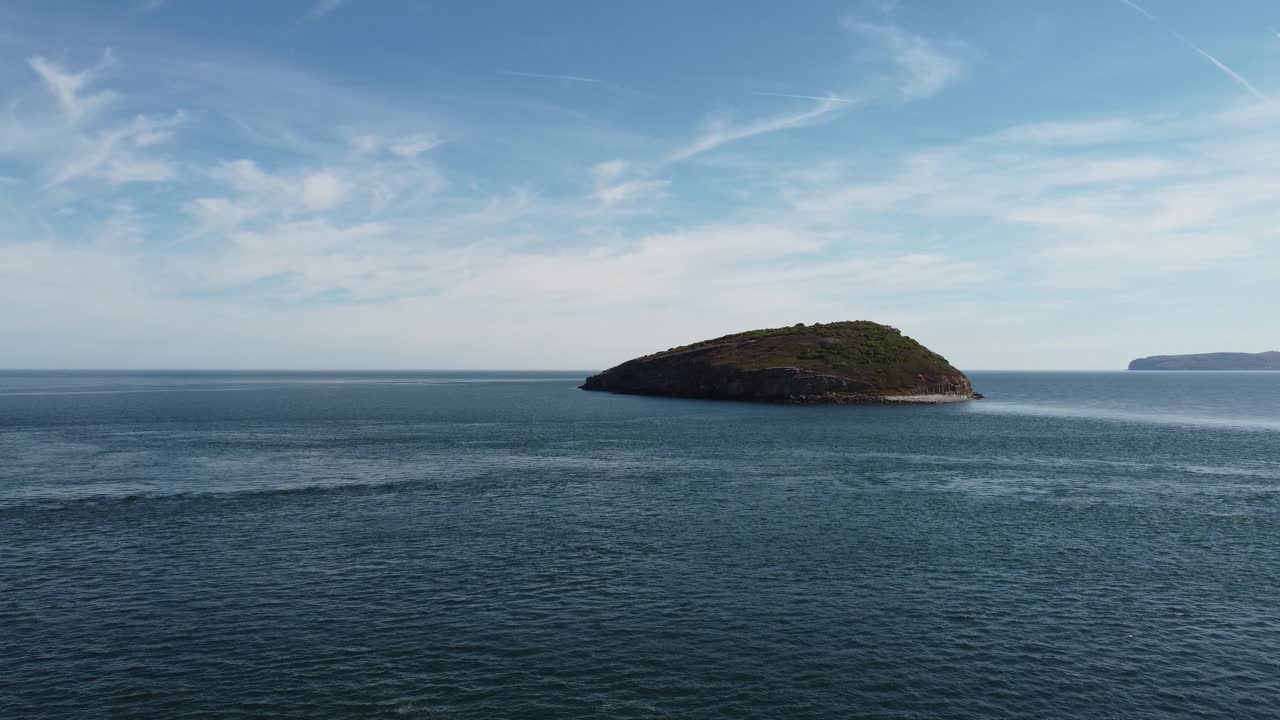 반짝이는 푸른 아일랜드 바다로 둘러싸인 무성한 녹색 웨일스 어 퍼핀 섬